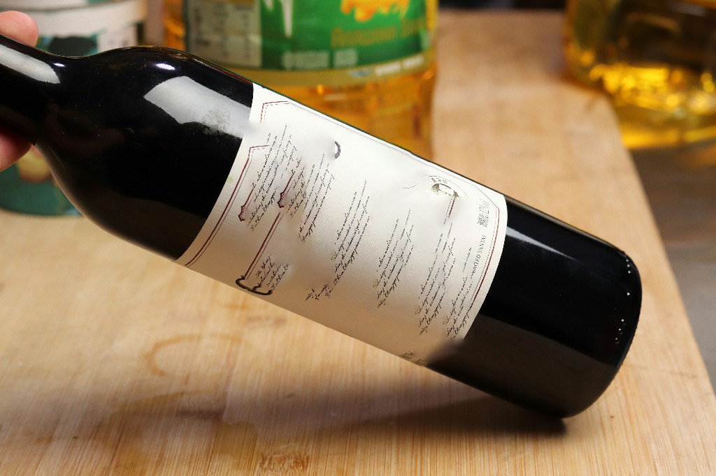 真假红酒的4大标识,怎样从瓶身鉴别红酒的好坏真假