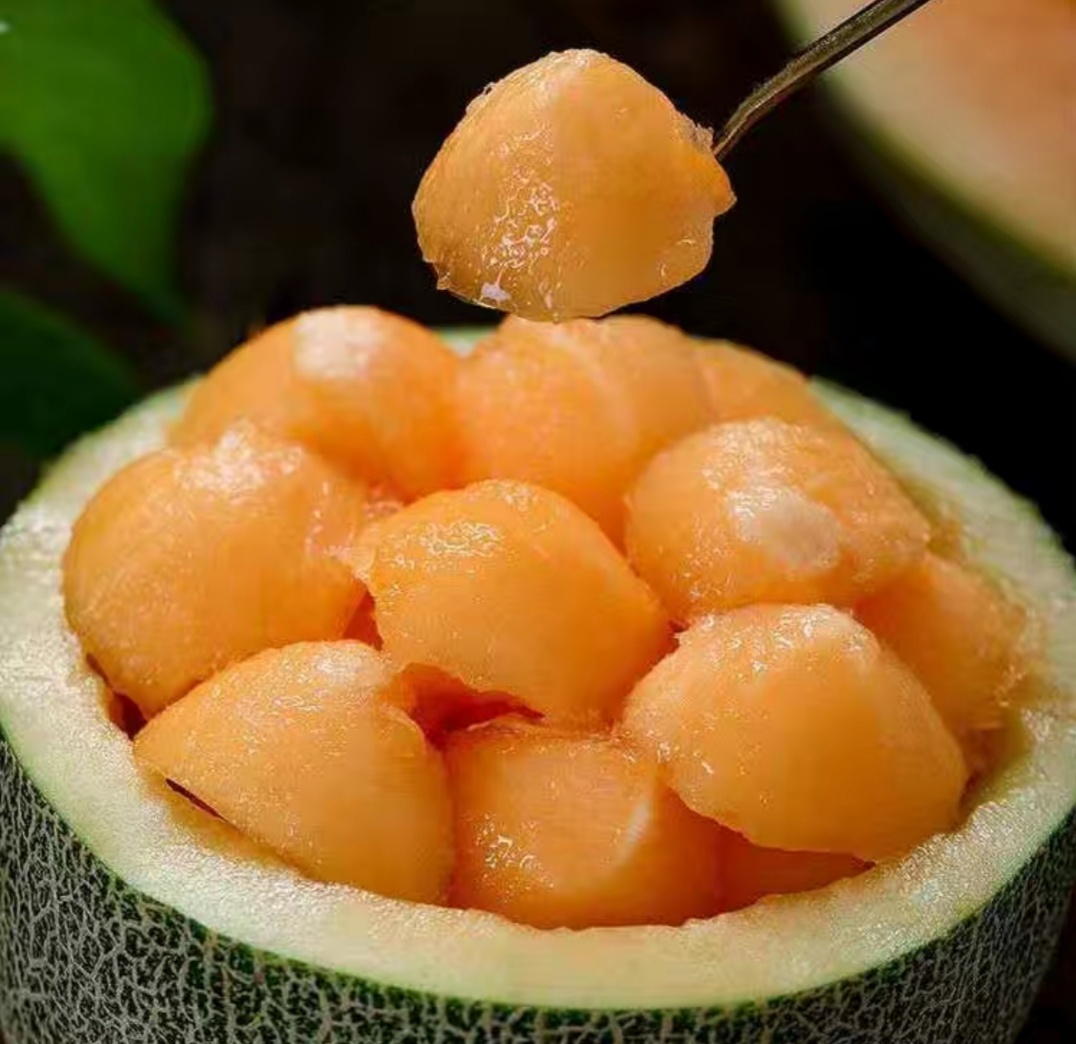 新疆吐鲁番火焰山脚下的哈密瓜,新疆葡萄沟吐鲁番的火焰山