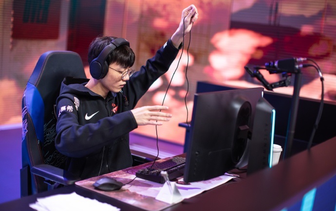 阿水现在用什么鼠标,lpl职业选手用的是什么手机