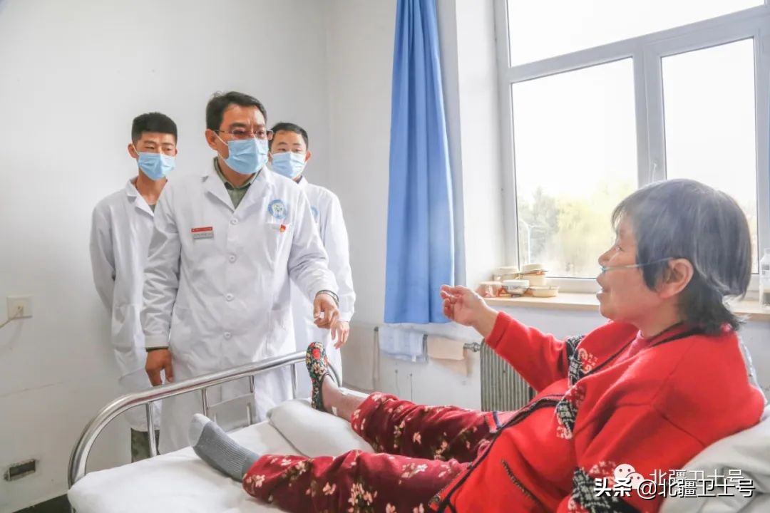 军医为祖国救人,军医为老百姓看病