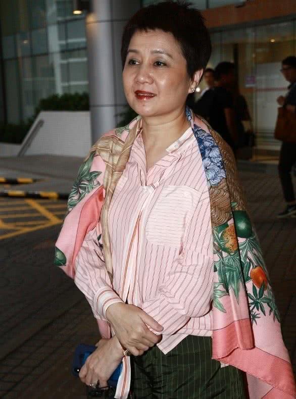 赌王四太跟孩子采访,澳门赌王四姨太梁安琪丝巾