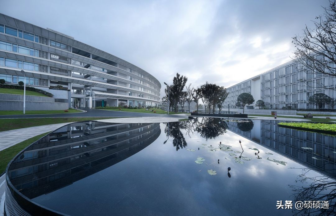 巨大环形飞船,巨大的地球主题环创