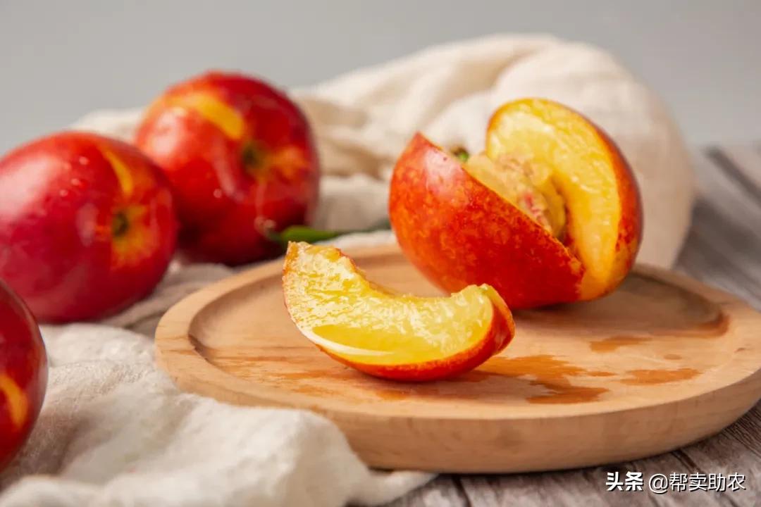 油桃脆甜多汁爽口,一口下去黄桃果肉绵密清爽冰沙