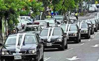 开车参加葬礼中途可以停车下去吗,开车时误入送殡的车队怎么办