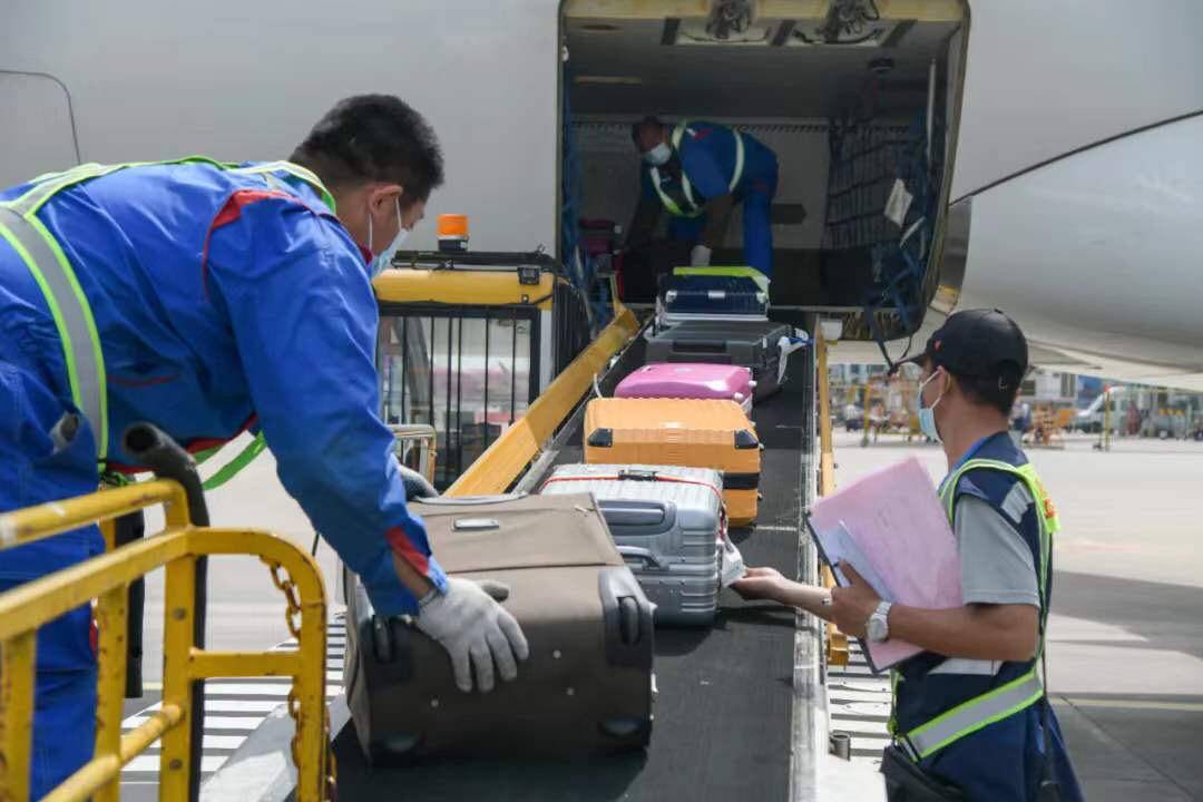 大连机场快速登机通道,加速客机起飞