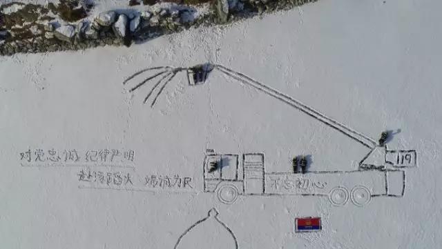 画画致敬消防人民英雄,消防员雪地作画送别战友