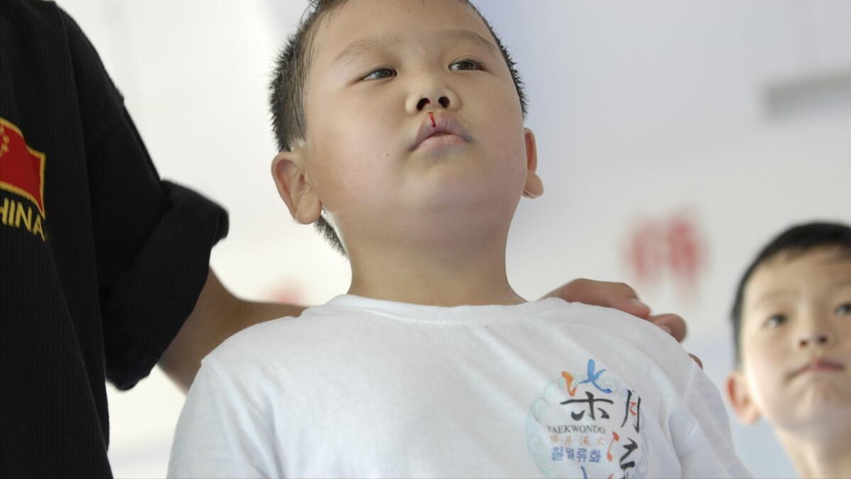 老师打骂体罚学生是犯法还是犯错,校长有权利给老师处分吗