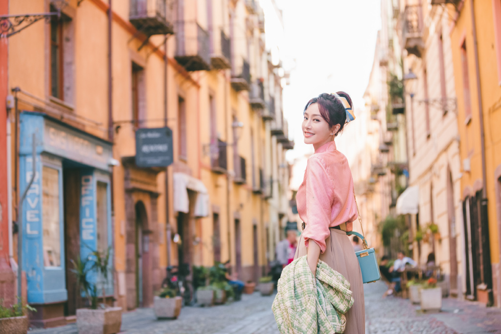 秦岚的状态真好穿圆领长裙走红毯,秦岚凸显迷人的穿搭