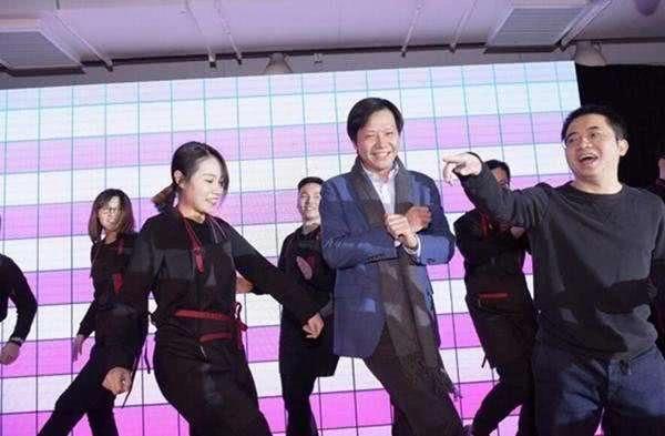 戴口罩直播一天卖300百万的雷军，像极了当初的李嘉诚。