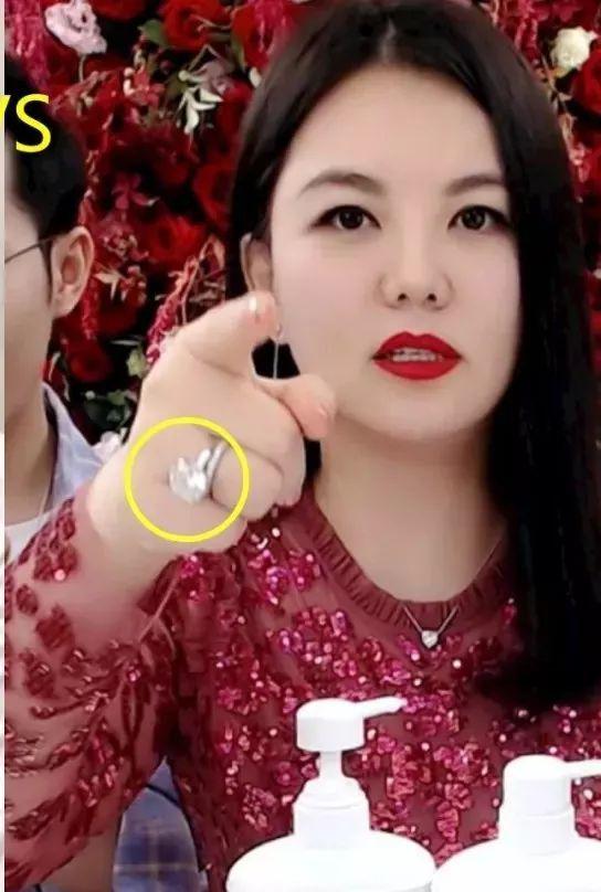 李湘的行头,李湘高调现身气场十足