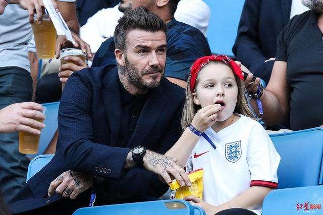 贝克汉姆亲吻小七画面温馨，却遭英国名嘴质疑父爱方式，争议不断