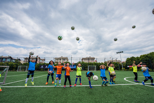 教我们怎么踢足球,怎么教孩子们踢球