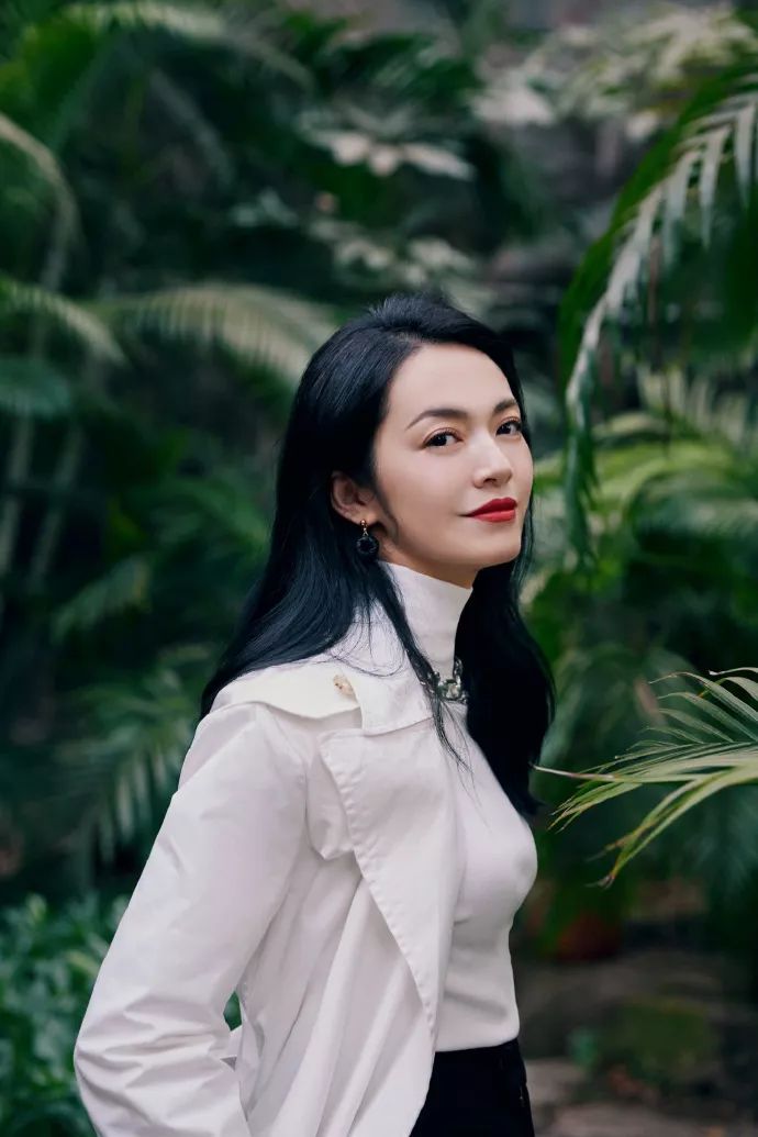 姚晨又把衬衫穿出高级范,姚晨穿紫色衬衫内搭黑色吊带裙