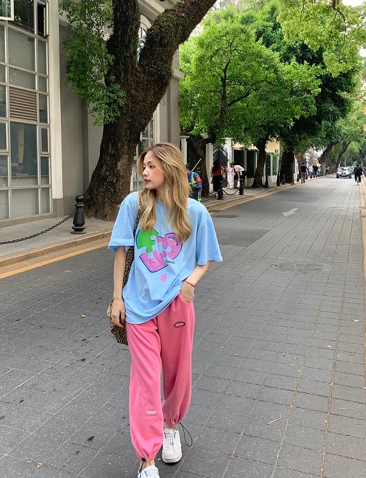 2024早春穿搭高级感粉色系,什么颜色内搭是百搭又显肤色白