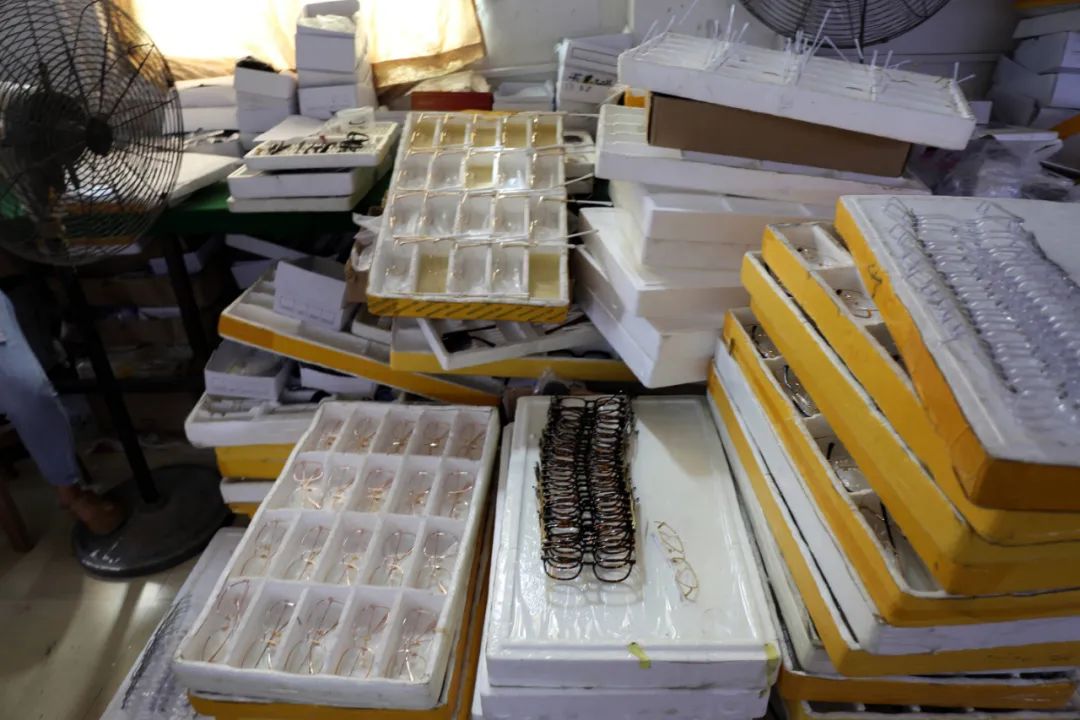 茅台酒中华烟，碎掉！雷朋眼镜卡地亚手镯，碾了！