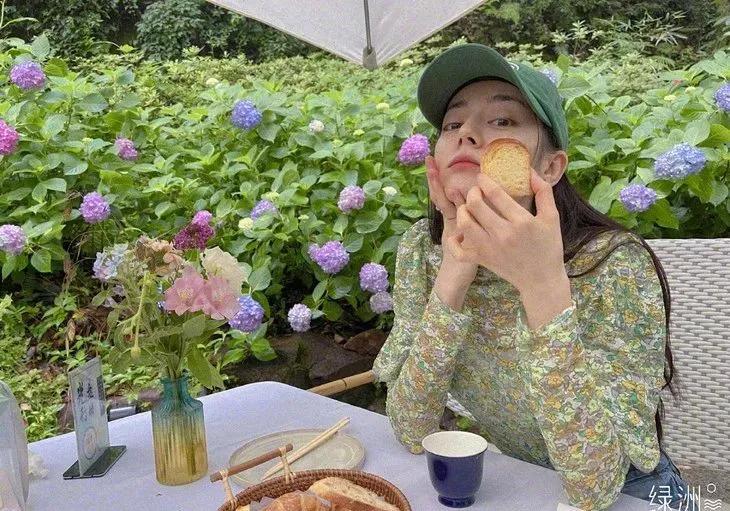 22W劳力士，热巴选择配百元包包出街