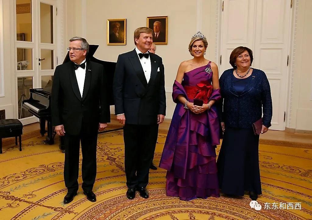 盘点英国女王戴过的王冠,英国女王和凯特戴同样的珠宝