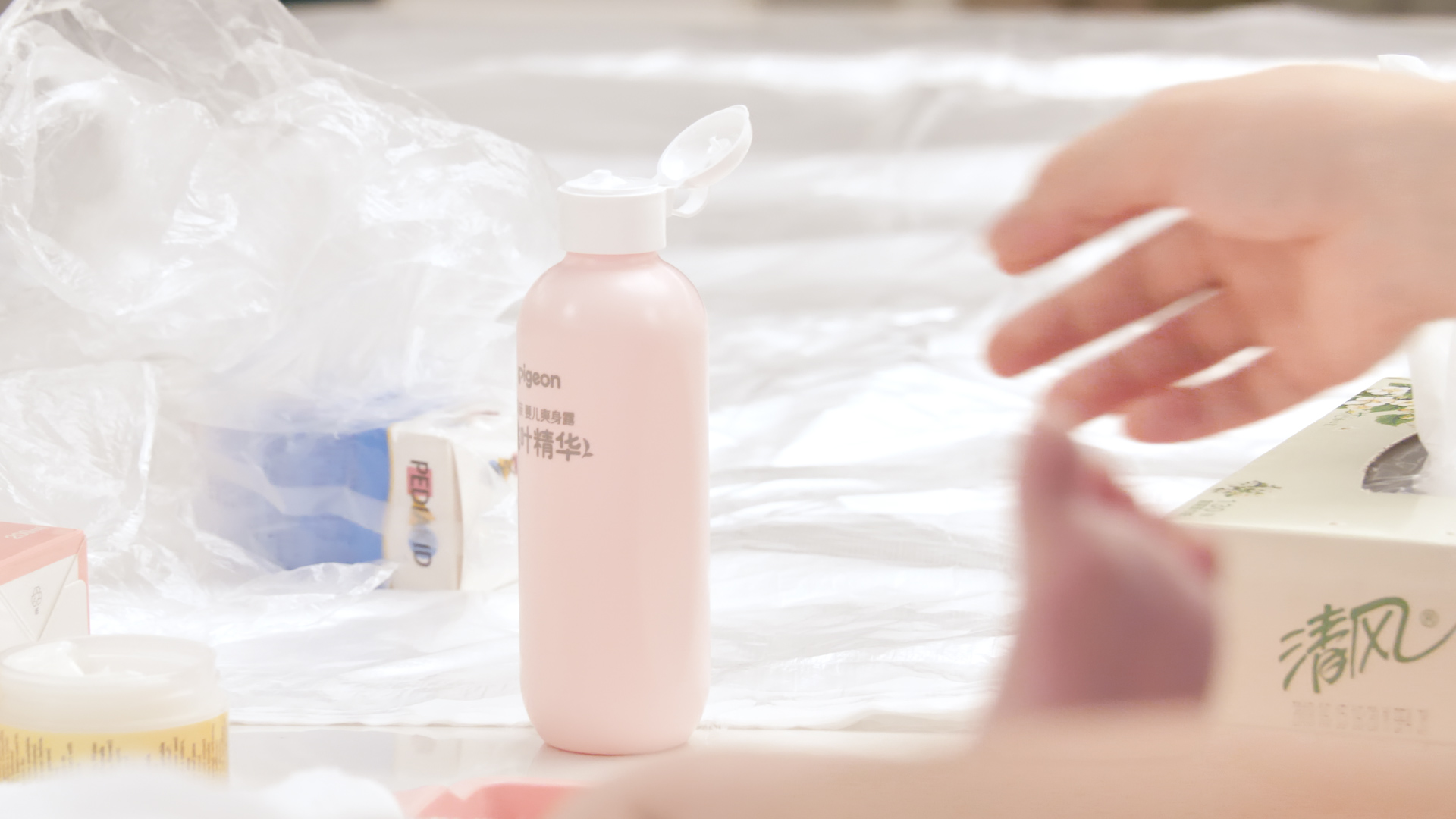 不要再给宝宝用伤身的粉状爽身粉了，可能存有致癌成分的滑石粉