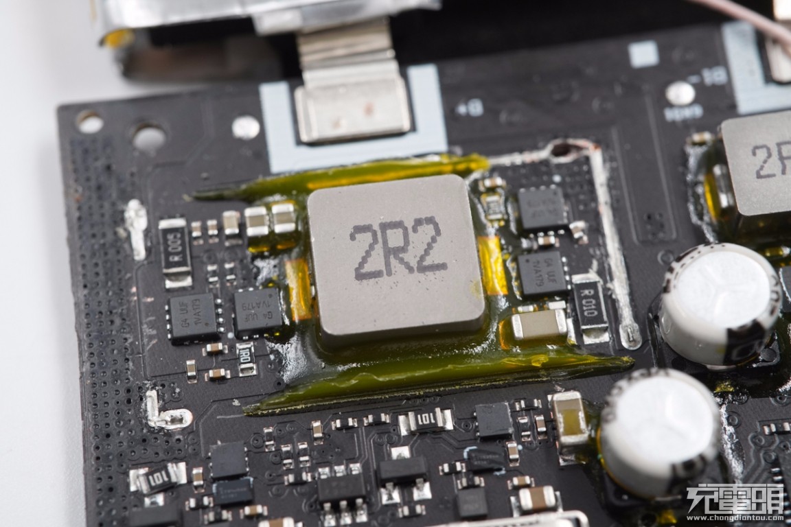 三星25w快充拆解视频,三星25w快充移动电源