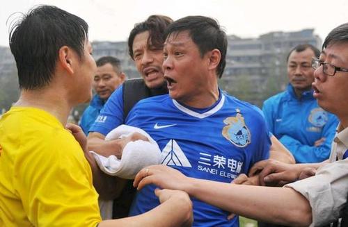 小学都没毕业，男足却被要求写3千字反思？网友：可以找枪手