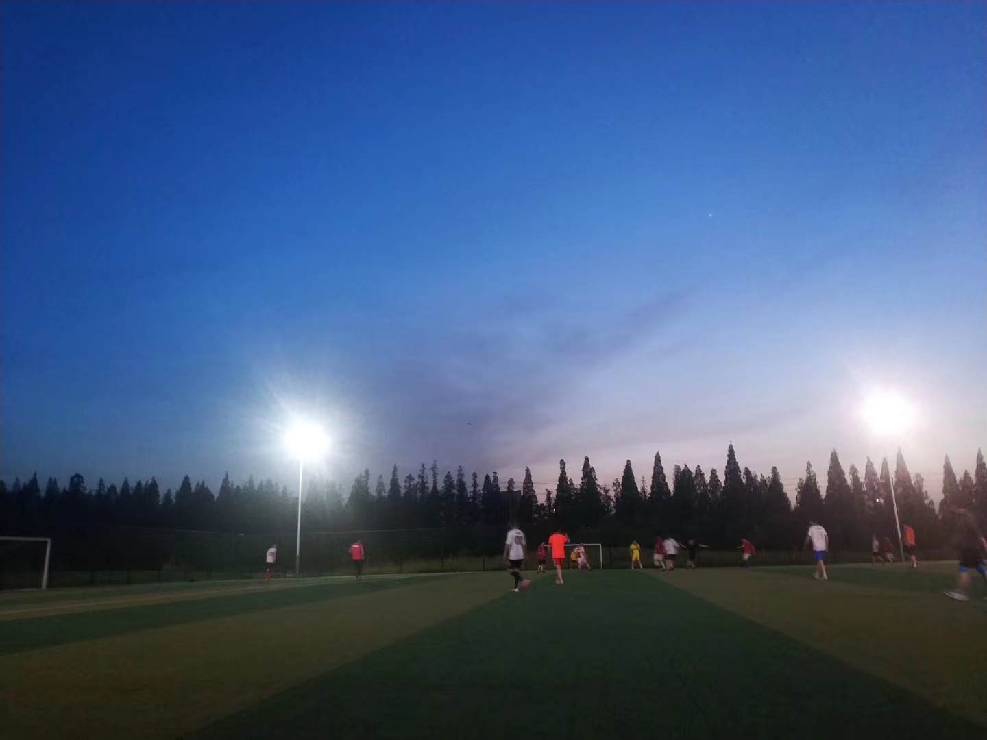 为什么每个俱乐部只有一个巨星,为什么每个足球俱乐部有个球场