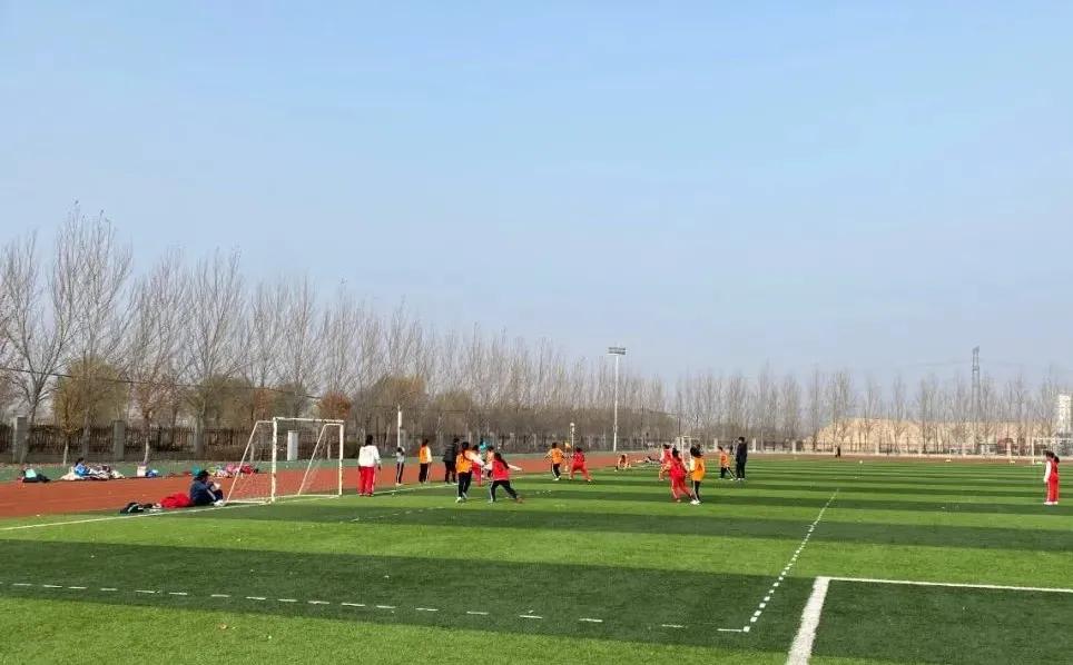 足球竞技快乐共享——街二小在区“中小学生足球赛”中荣获亚军