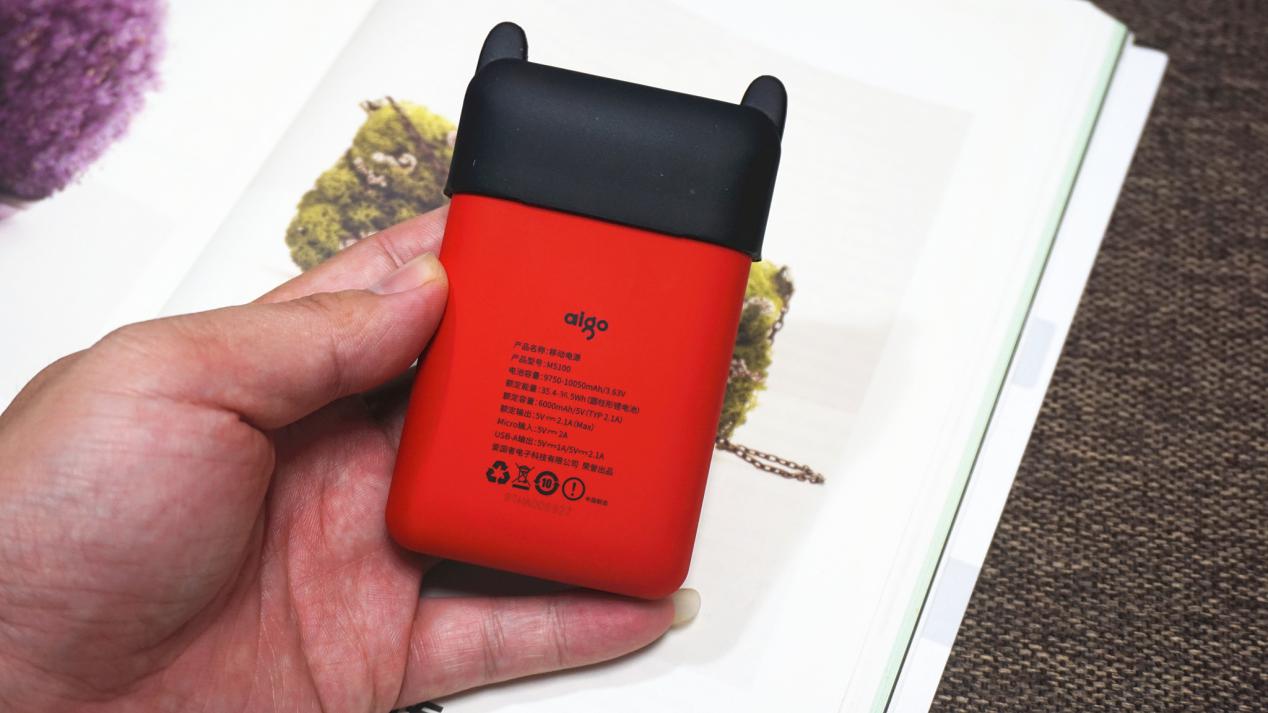 支持快充，能带上飞机，萌趣小魔兽充电宝上手体验