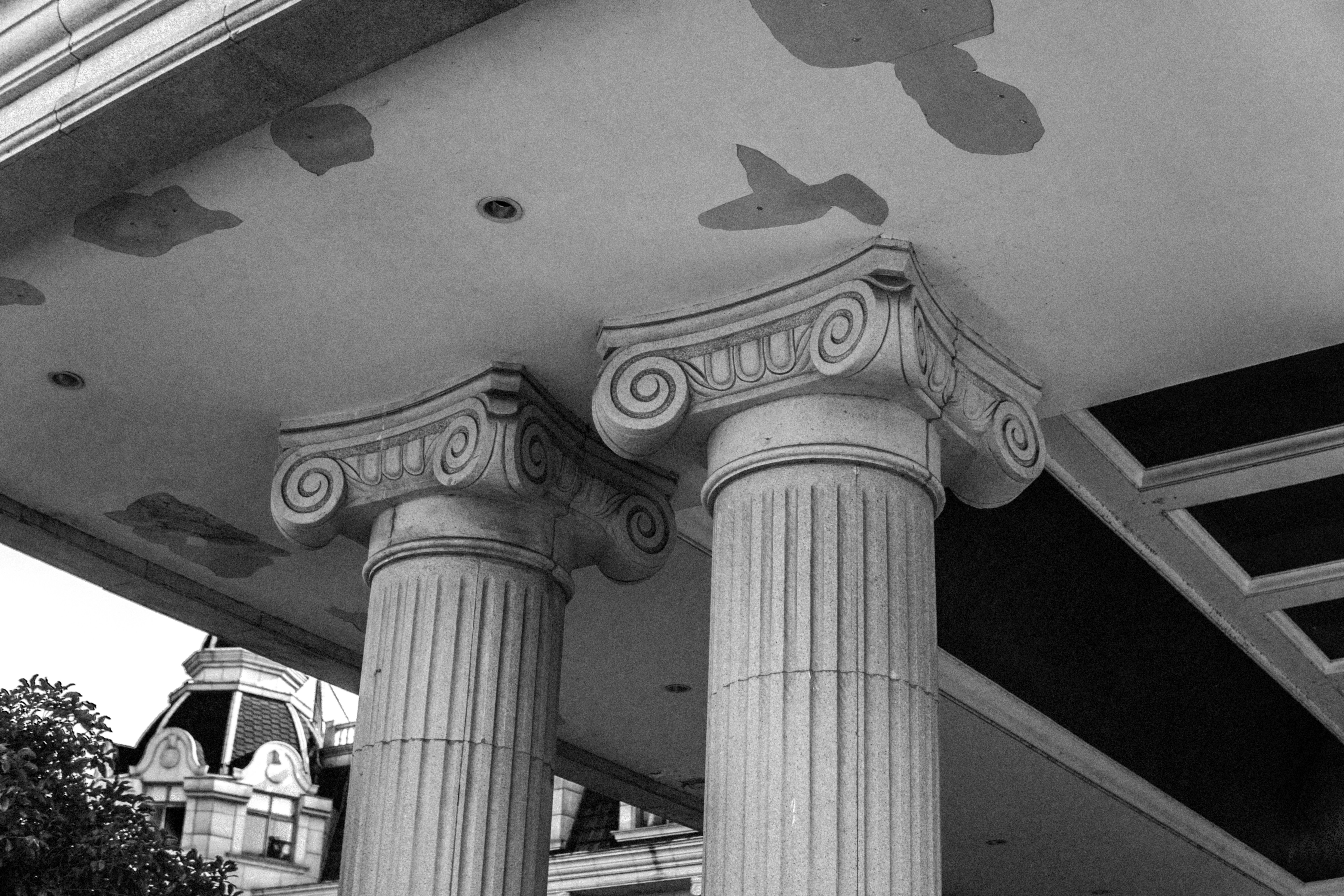 开着曾经的最美大众探寻废弃城堡，如今B6迈腾还值得购买吗？