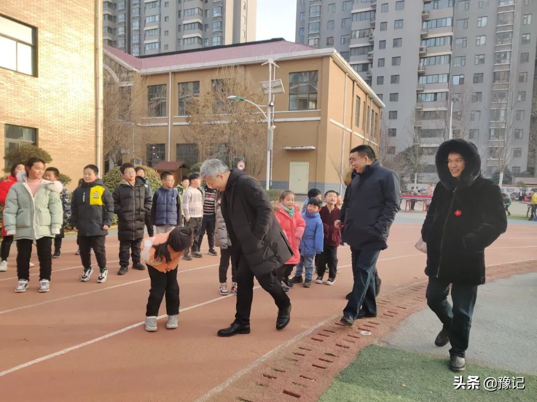 郑州一学校租300亩地教种地，不让家长改作业，也不让上补习班