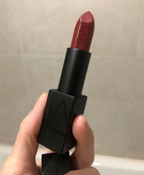 适合春夏的大牌口红经典色号,雅诗兰黛伊丽莎白口红569试色