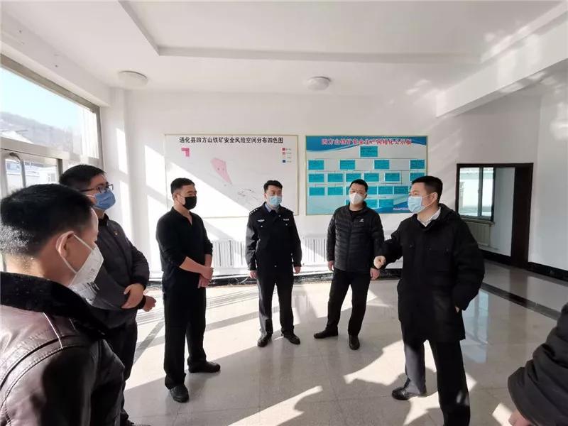 一面面鲜红的党旗筑牢疫情防控,筑牢战疫堡垒防疫一线党旗别样红