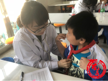 医护人员看望留守儿童,医护人员看望农村小孩