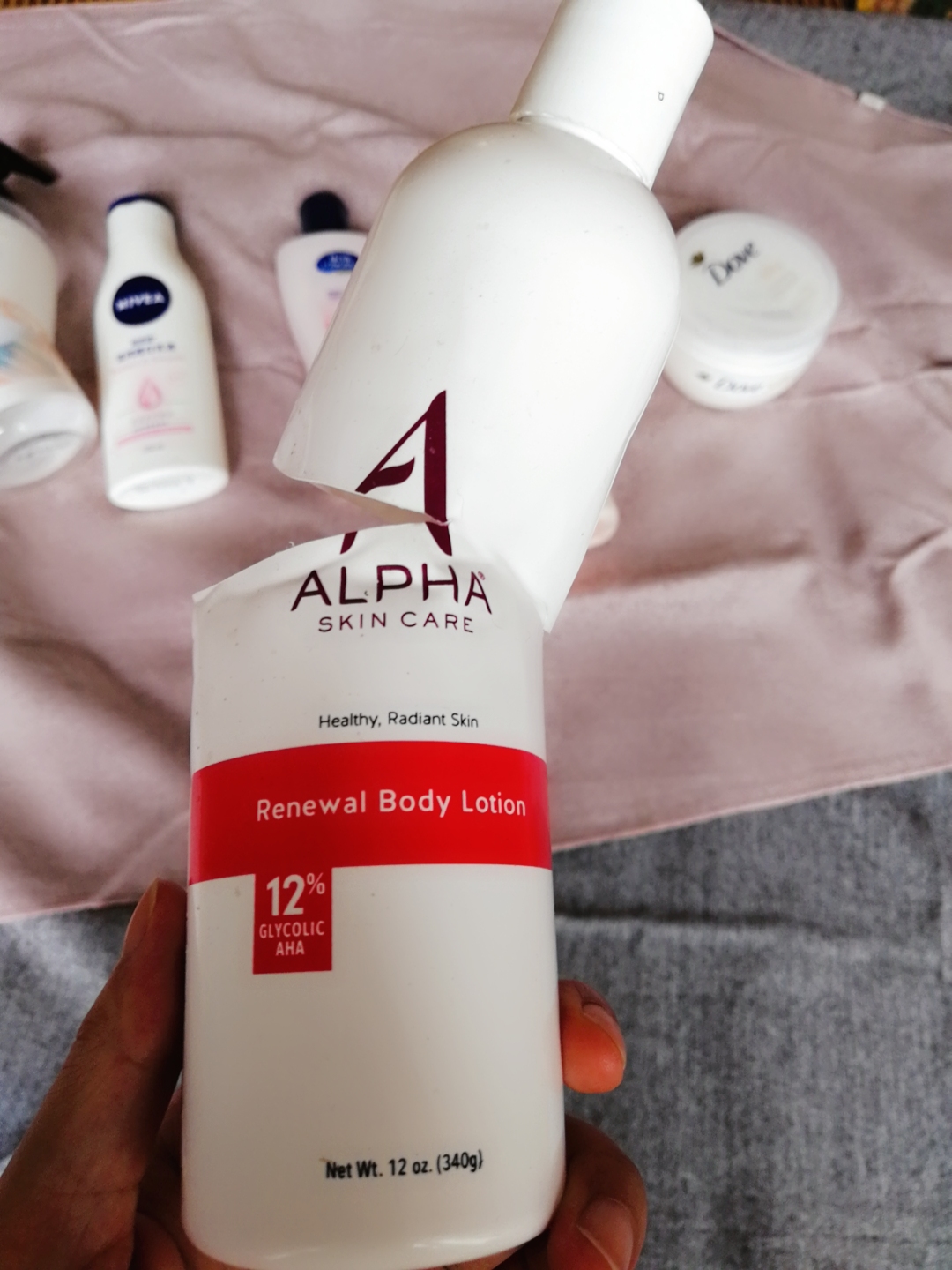 用真正的空瓶来向清贫少女们推荐二三十块钱的平价身体乳