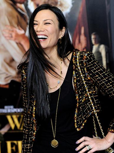 从“父女恋”到“母子恋”,这个52岁女人把自己活成了美国萧亚轩