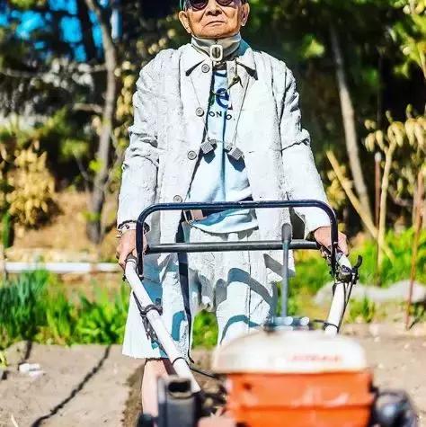 大爷一夜之间变成帅哥,农村大爷变型男