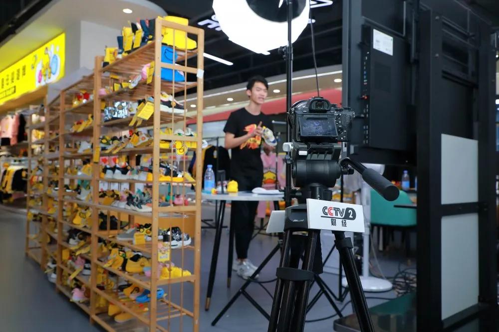 中央电视台CCTV-2正点财经走进利讯集团,对话黄火明先生