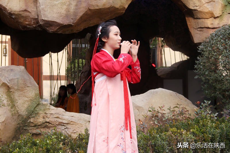 美女红酒肚兜秀，最美中国风，寒冬中华郡嗨翻天