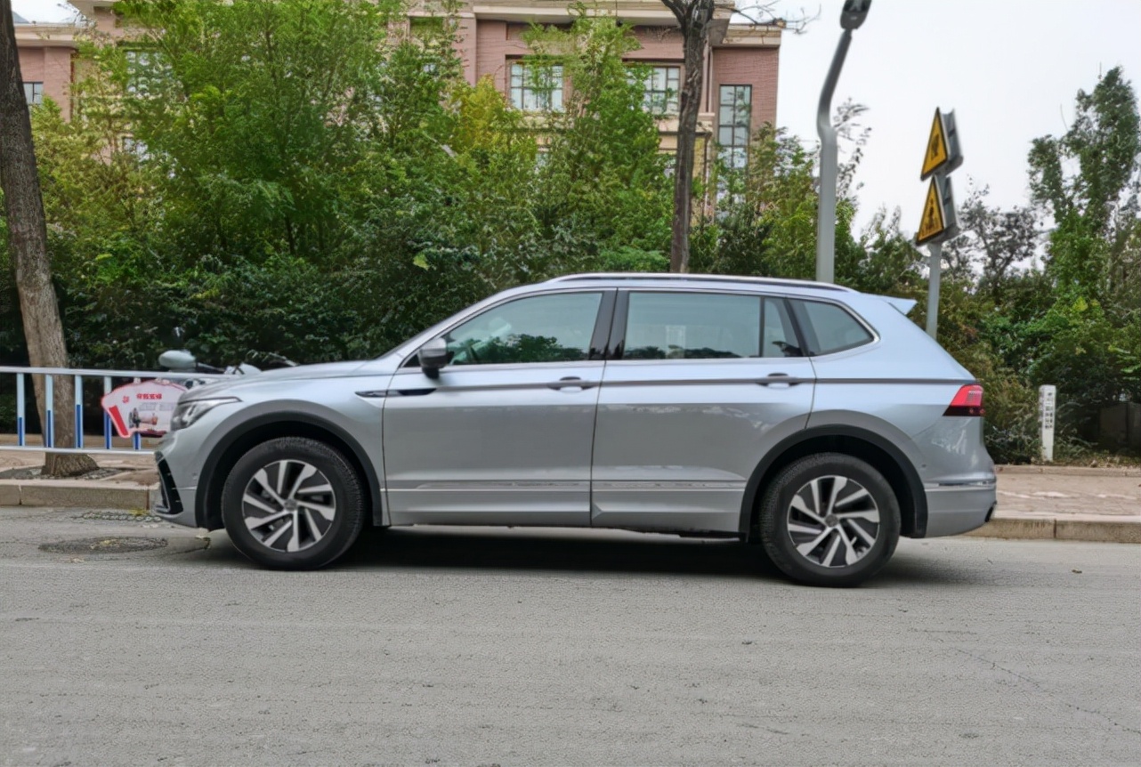 25万提了辆丰田汉兰达双擎,25万提新能源汽车