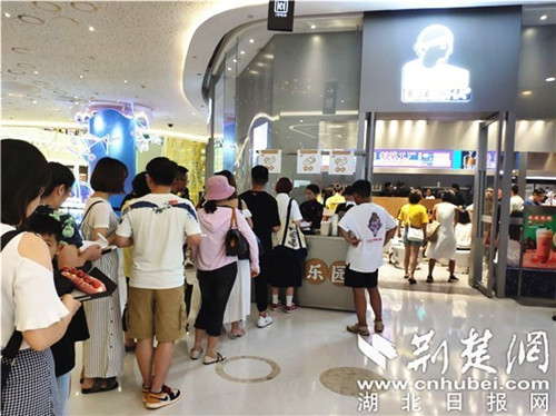 网红奶茶排队8小时,为一杯网红奶茶排队多久