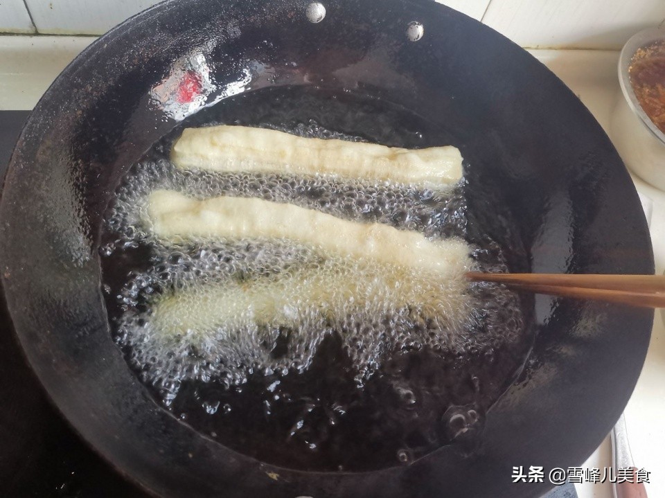 不用酵母泡打粉的油条怎样炸,不用酵母也能炸出松软酥脆的油条