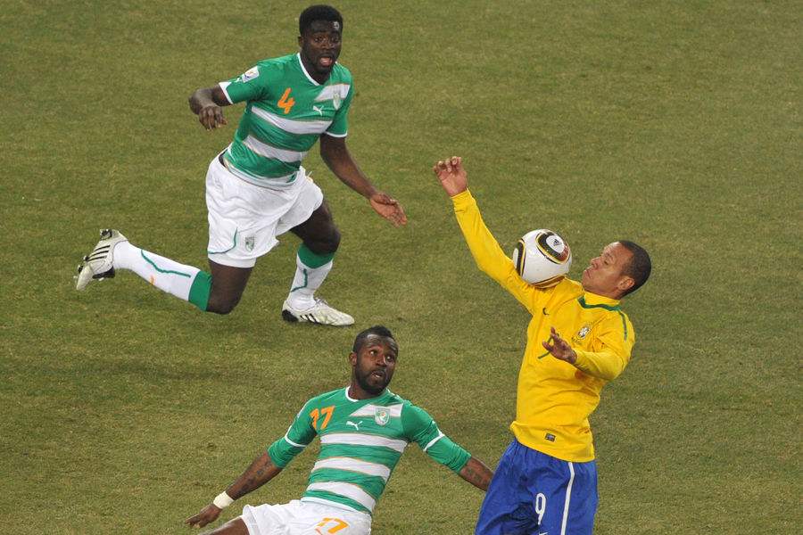 足球发边线球换人发会被判手球吗,手球被罚下场可以换人吗