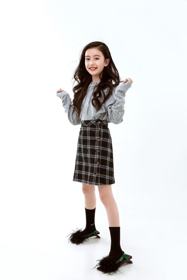 裴佳欣童模衣服,长得太漂亮被禁止整容的童星