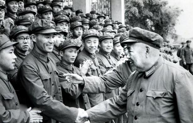 攻不下，统统杀头！对越作战*世友许**暴怒如雷，政委打圆场被怼