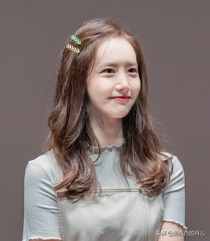 韩国美女林允儿礼服高清,林允儿身着白t恤