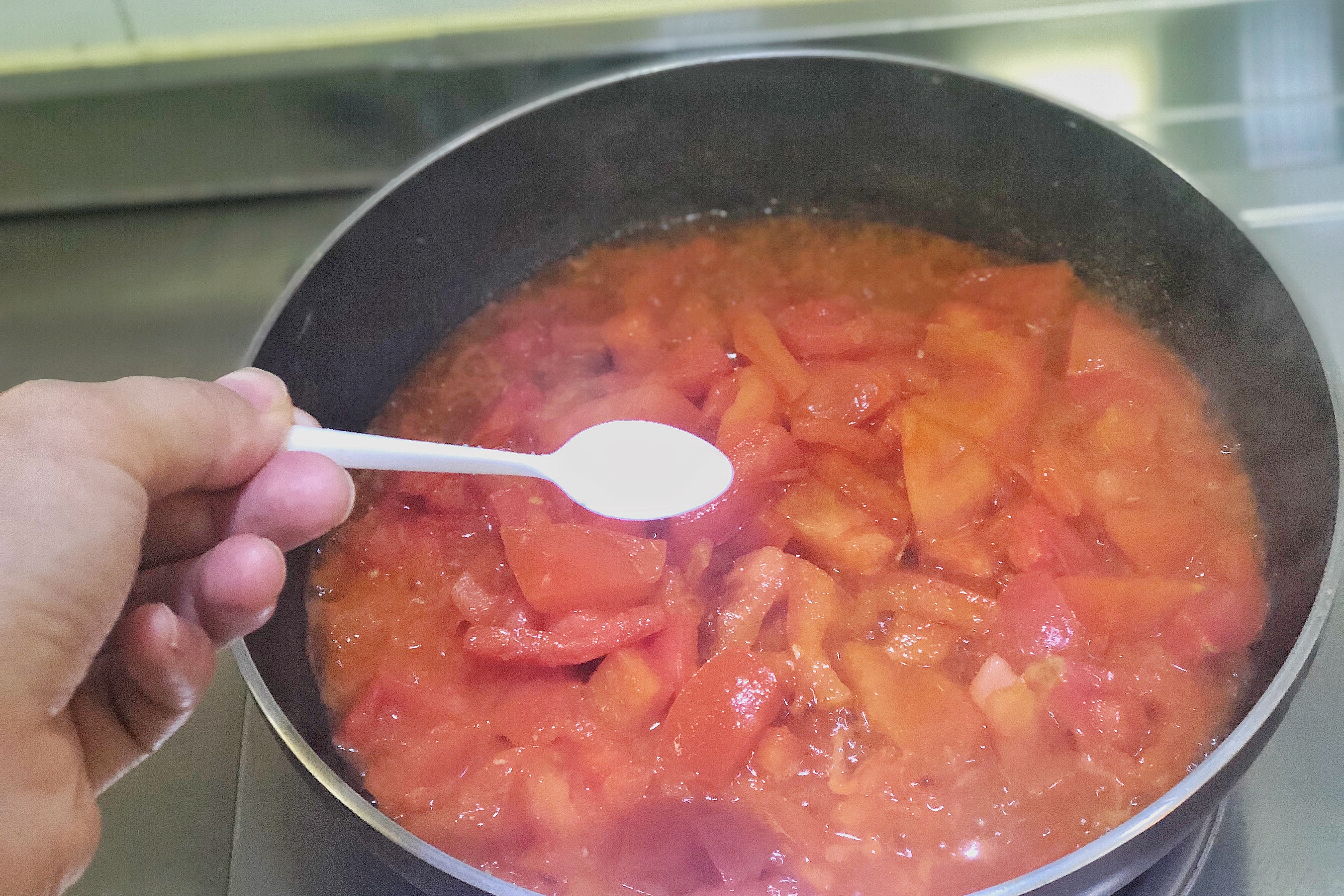 自己在家也能做拉面又细又长，配上西红柿鸡蛋的卤子，味美鲜香