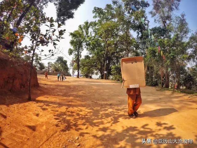 中缅边境的佛寺,旅途中遇到藏区僧人