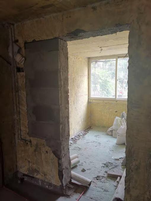 业主不满意装修公司违约会赔钱么,野蛮装修惹纠纷修复还另付违约金