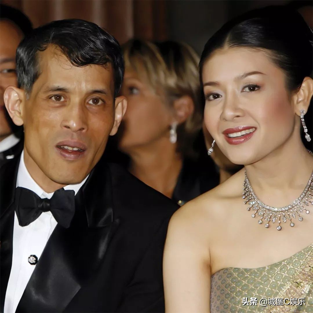 玛哈笑看新生儿，双手紧握吸乳器，西拉米手挎名牌包眼睛笑眯了缝