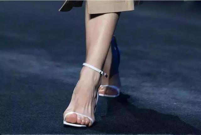 ep雅莹走秀2019,ep雅莹黑裙子