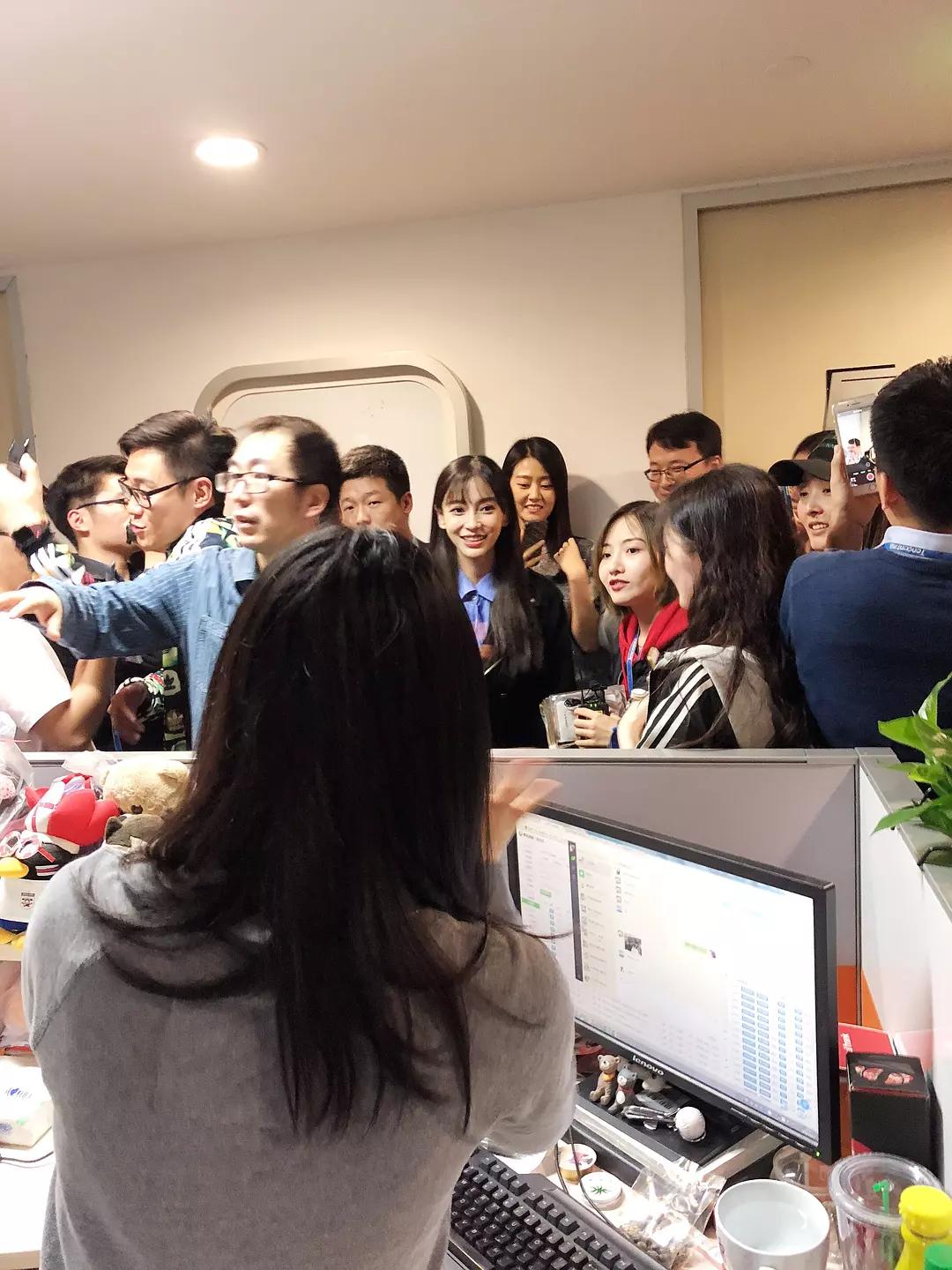 baby摔倒杨幂大笑视频,ab和杨幂红毯